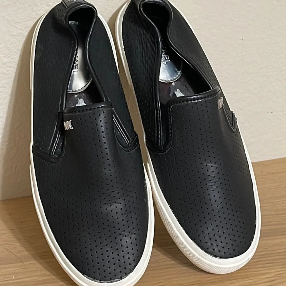 Michael Kors Black perforated slip on flats leather shoes size 6M - Picture 1 of 16